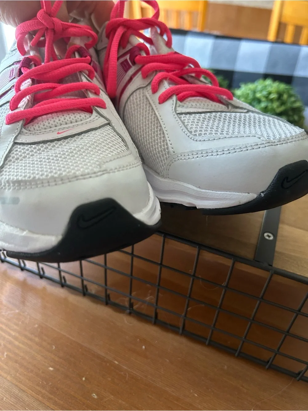 Nike Dart 10 Women's 9 Running Shoes White Pink Mesh Athletic